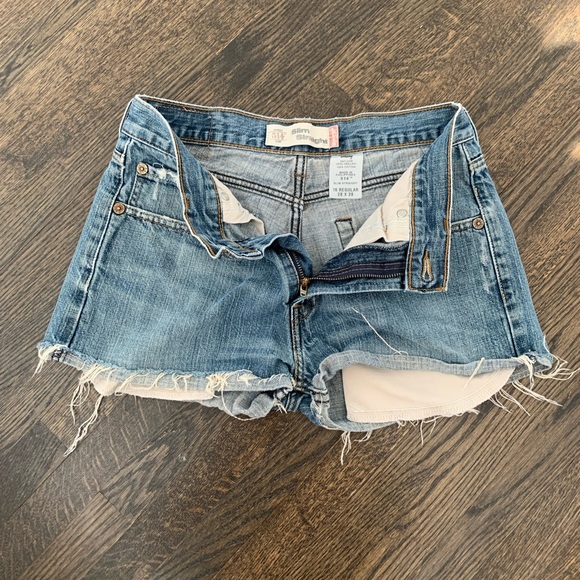 Levi’s denim shorts. Size 24-25. - Picture 4 of 7